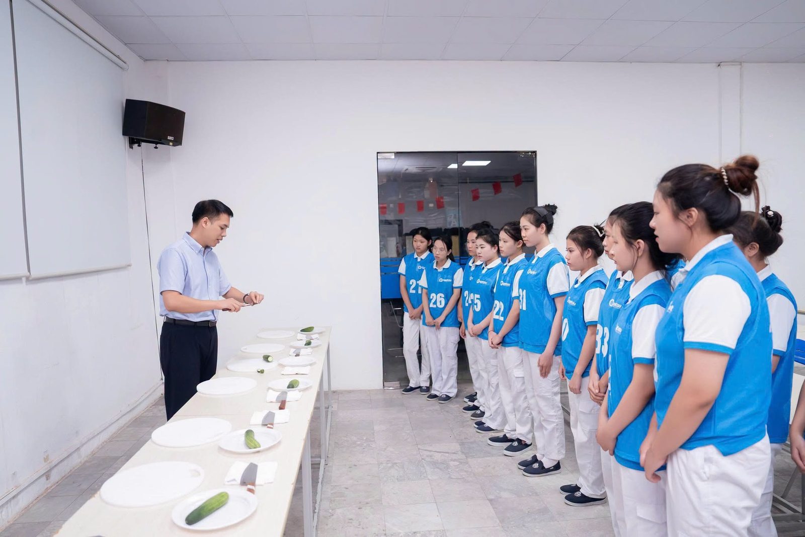Lắng nghe hướng dẫn trước khi thực hành