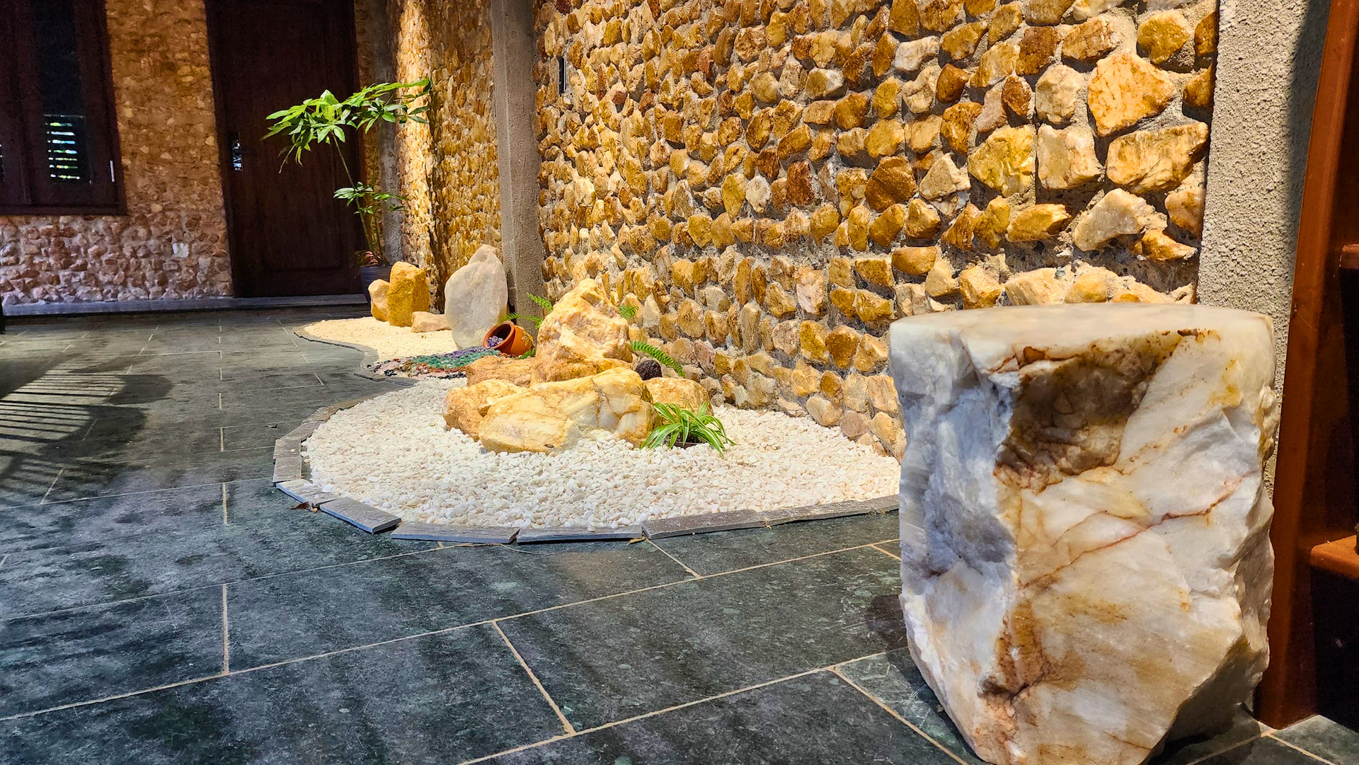 Tường đá thạch anh và vườn sỏi trắng tại nhà đá phong thủy Nhà Sàn Thạch Anh, Lộc An Tường đá thạch anh và vườn sỏi trắng tại nhà đá phong thủy Nhà Sàn Thạch Anh, Lộc An