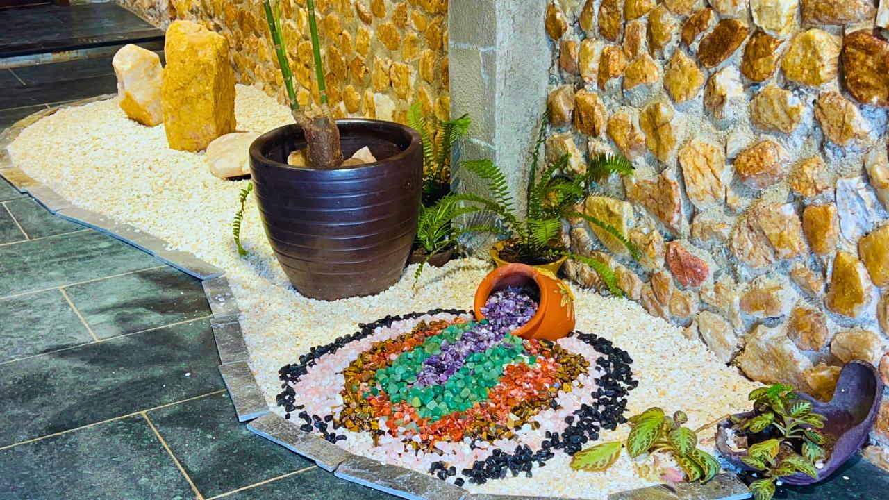 Vườn thiền đá thạch anh ngũ sắc tại Nhà Sàn Thạch Anh