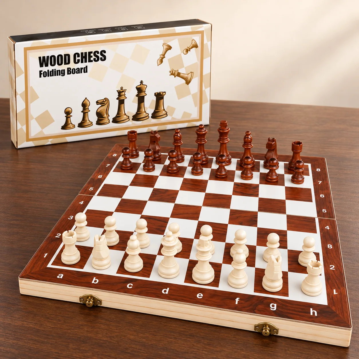 Bộ cờ vua nâu và ngà cùng vỏ hộp trên nền studio sáng, kích thước 39 × 39 cm.