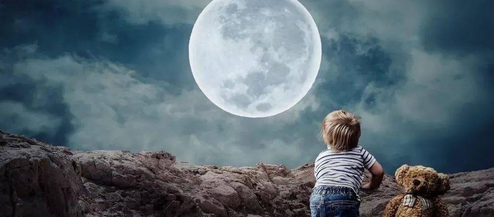 Em bé ngắm trăng cùng gấu bông