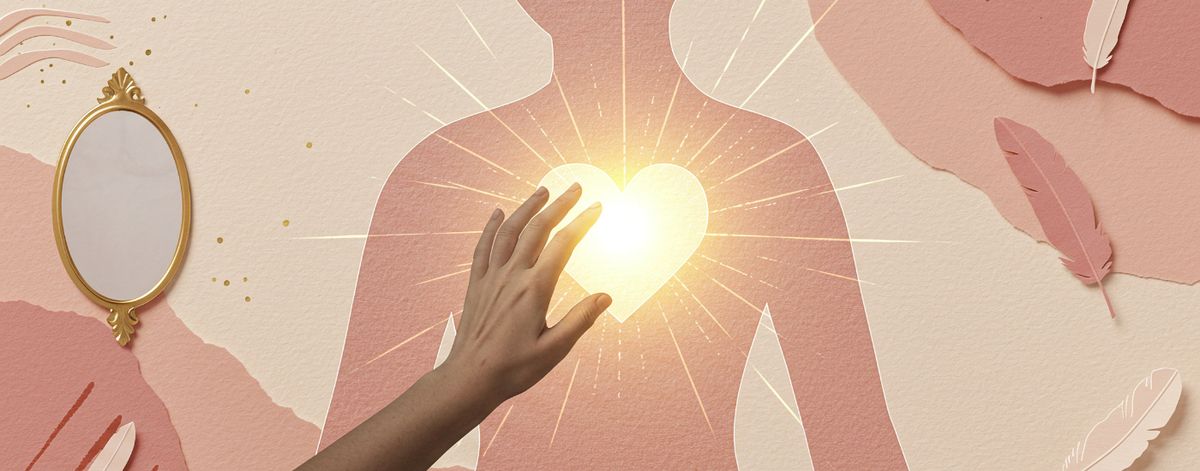 Bàn tay chạm vào trái tim đang toả sáng