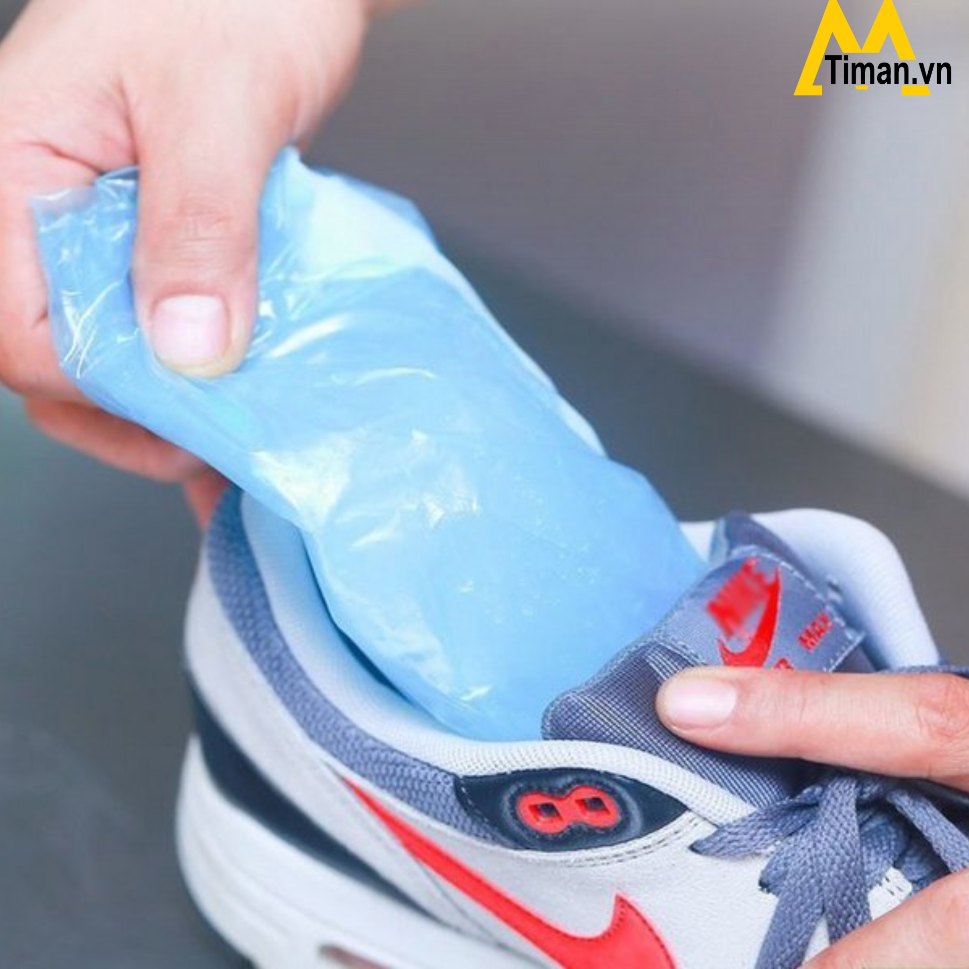 Dùng túi zip chứa nước đá để thư giãn giày