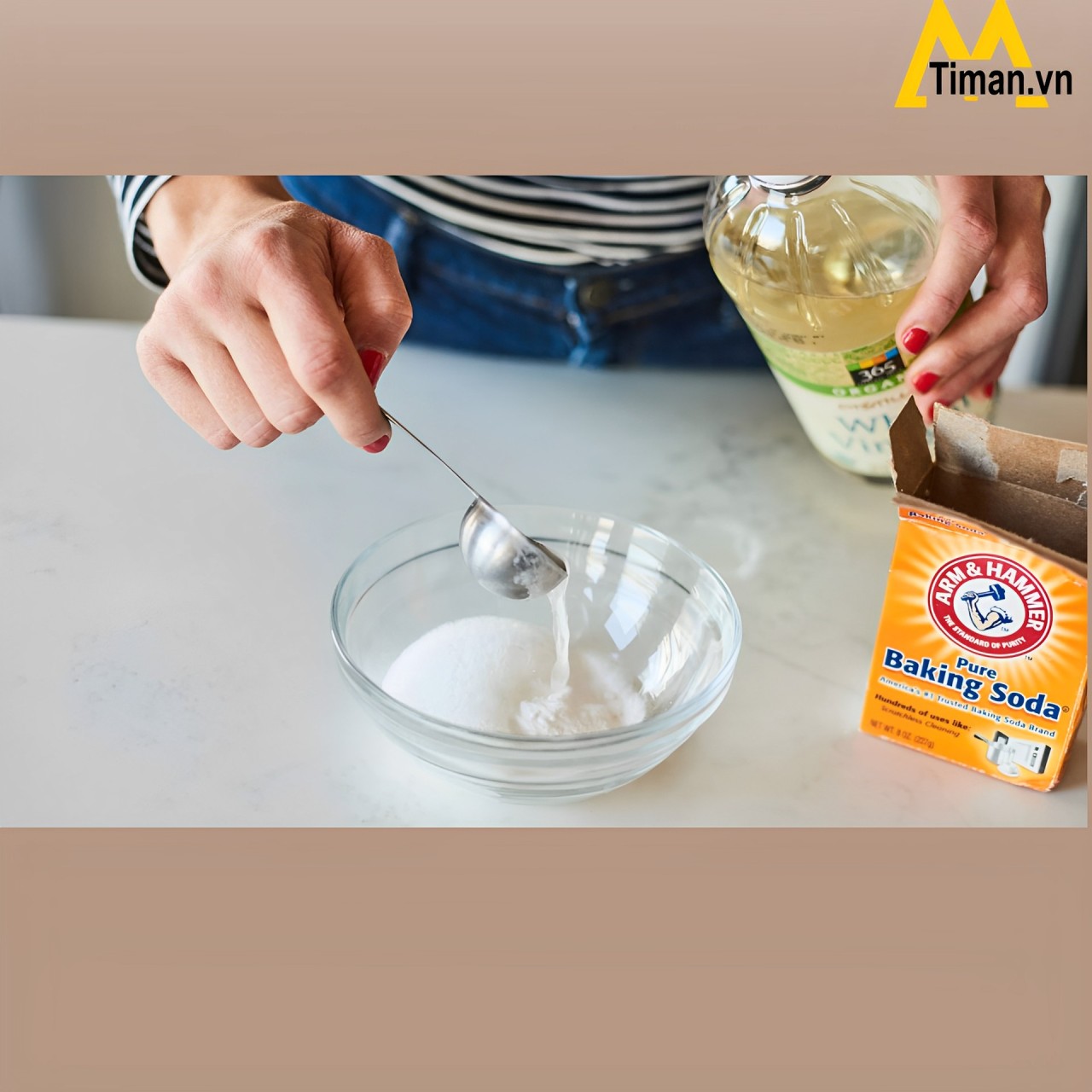 Sử dụng baking soda và giấm tẩy ố đế giày