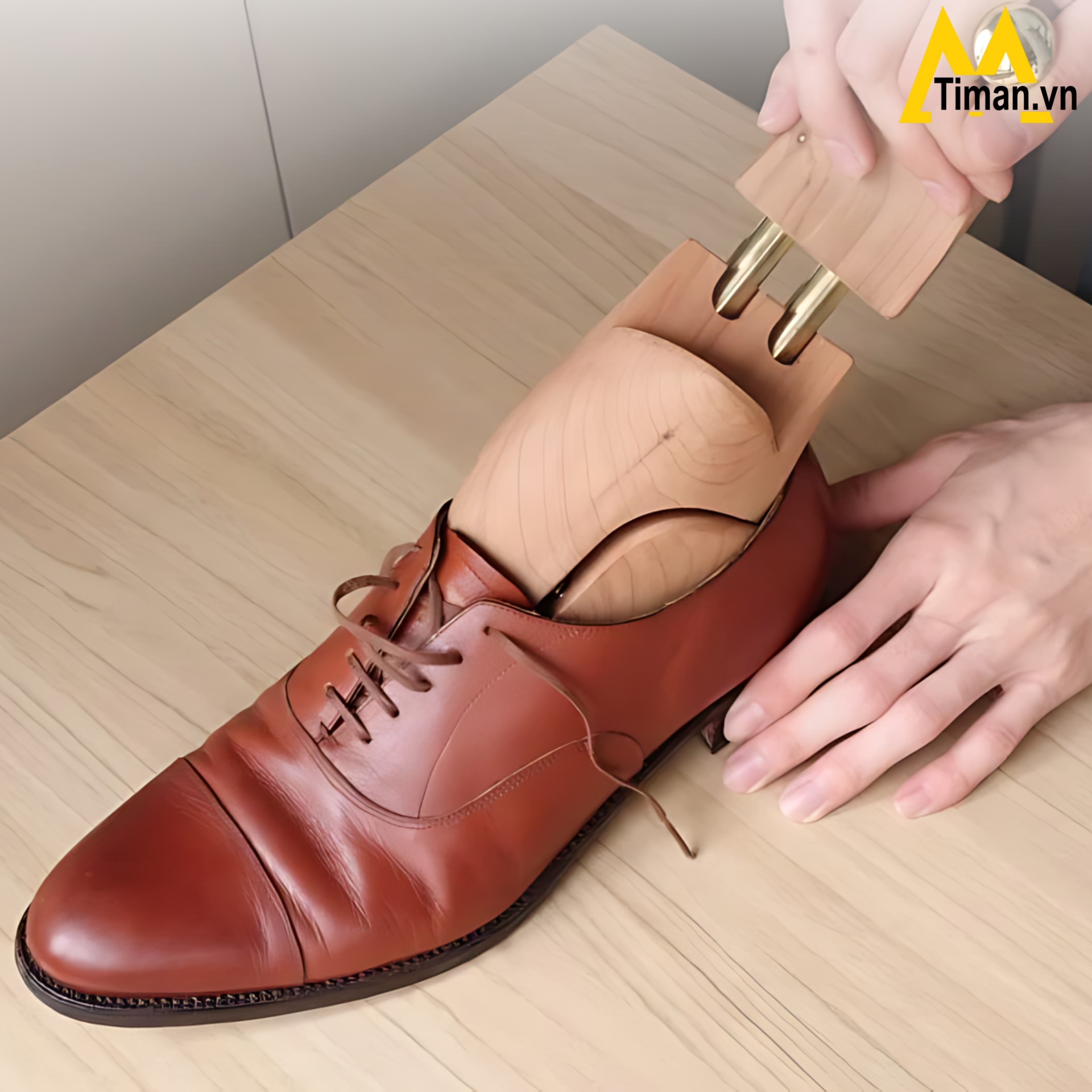 Sử dụng shoe tree bảo quản mũi giày