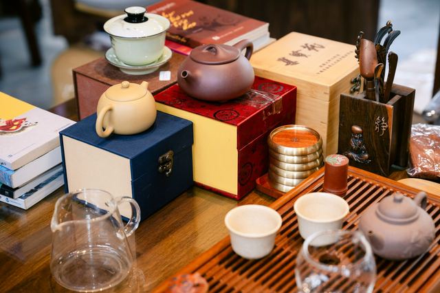 Bộ ấm chén trà truyền thống bày trong buổi trà đàm