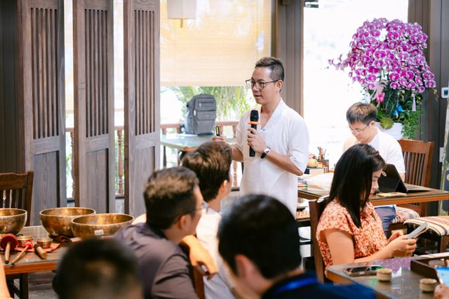 Diễn giả chia sẻ trực tiếp tại buổi trà đàm