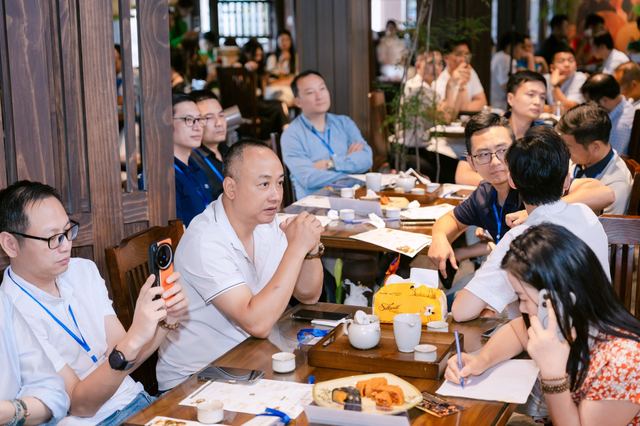 Chủ doanh nghiệp lắng nghe và trao đổi tại trà đàm
