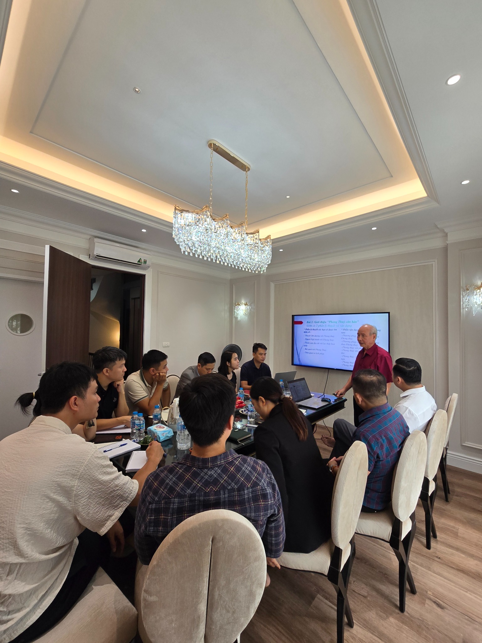 Học viên ngồi học tại lớp Phong Thủy
