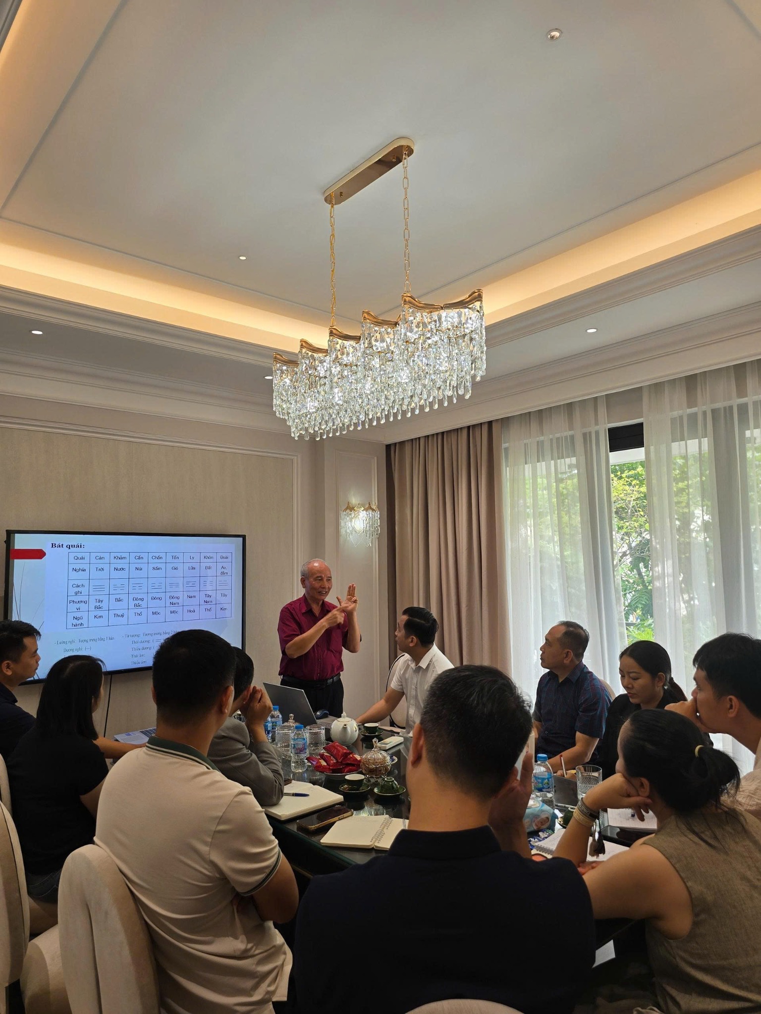 Giảng viên hướng dẫn học viên trong lớp