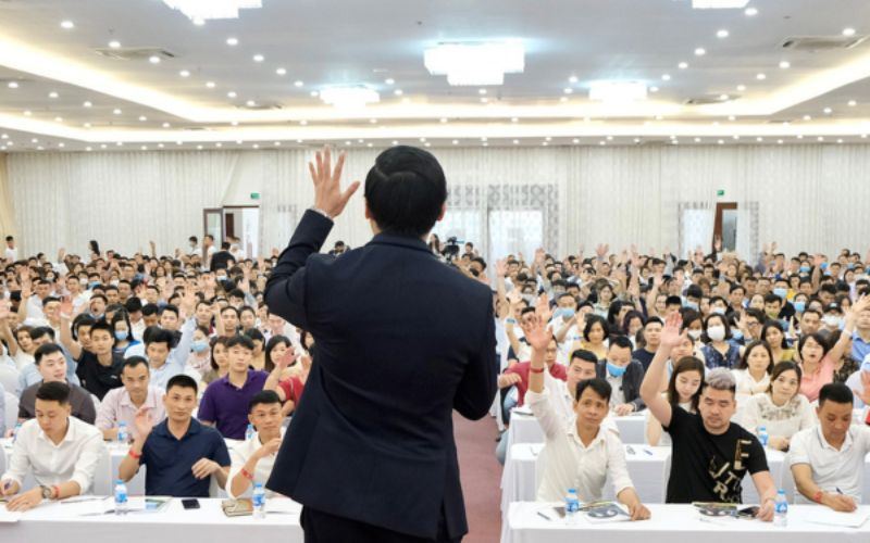 Học viên giơ tay tương tác trong lớp học
