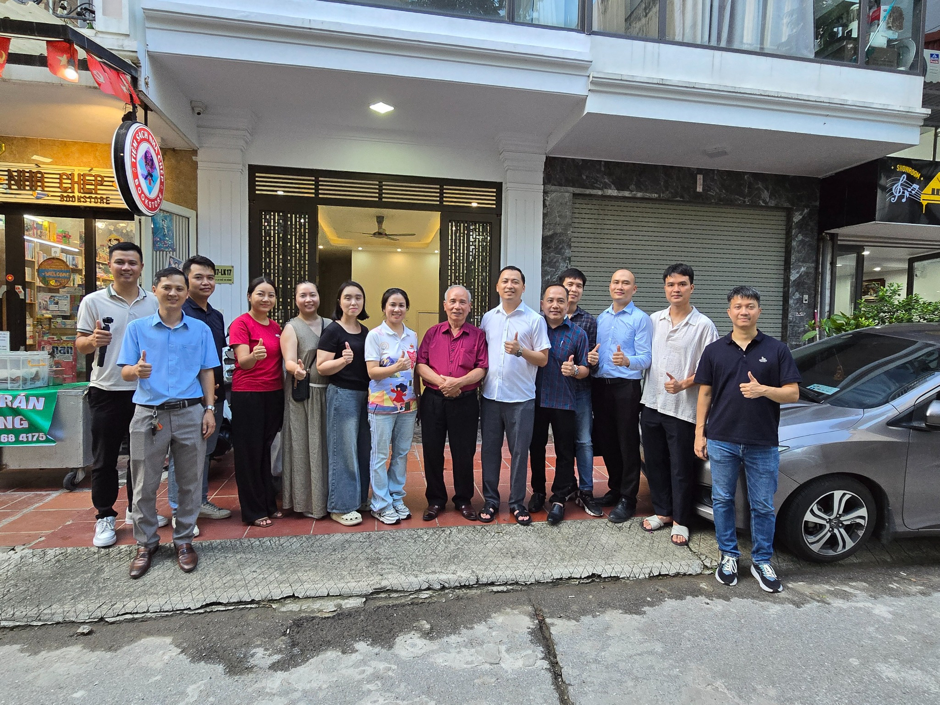 Khoảnh khắc giao lưu và tặng quà sau khóa học