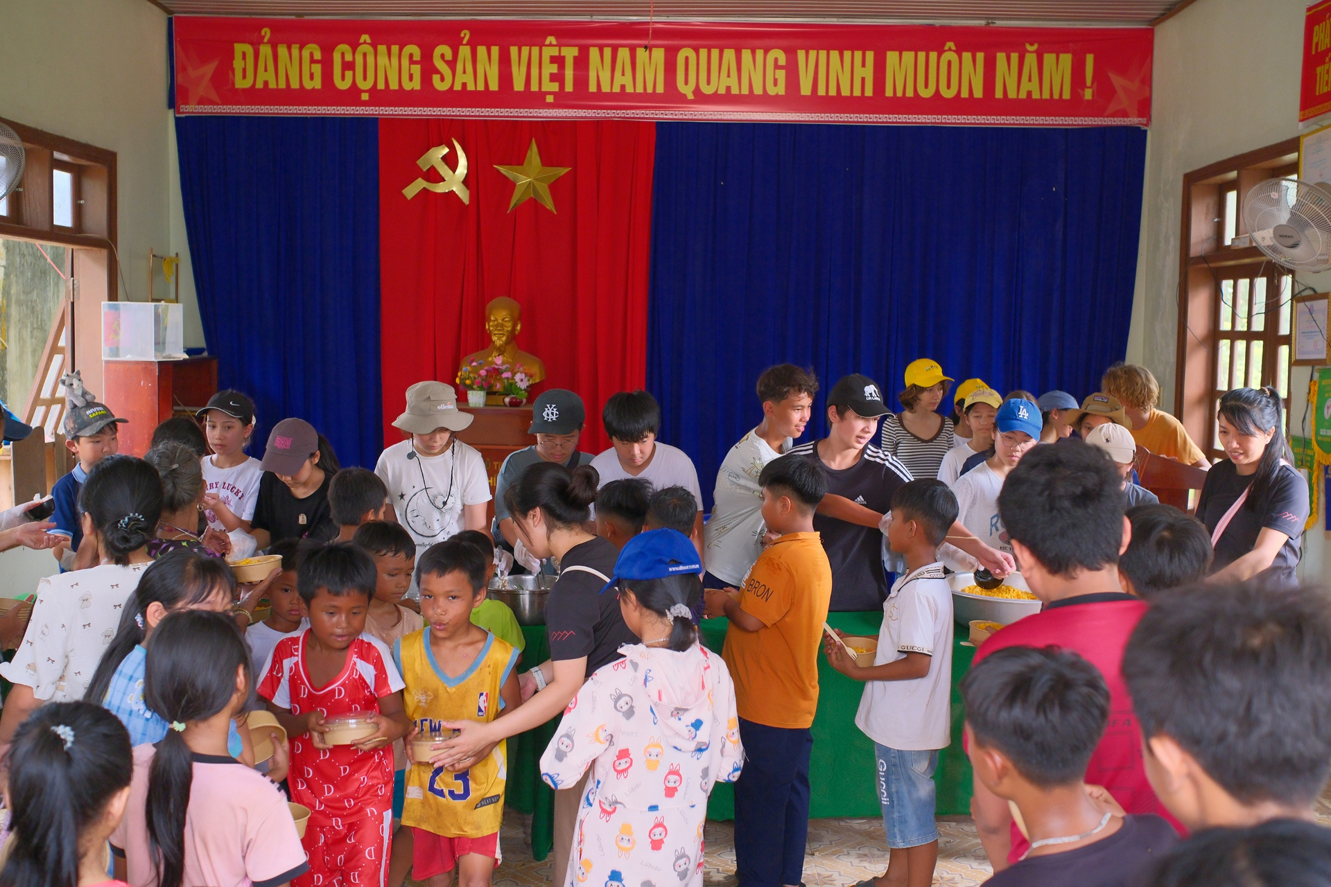 Bữa ăn sẻ chia của đoàn học sinh Quốc Tế tại xã Ba Song Bữa ăn sẻ chia của đoàn học sinh Quốc Tế tại xã Ba Song