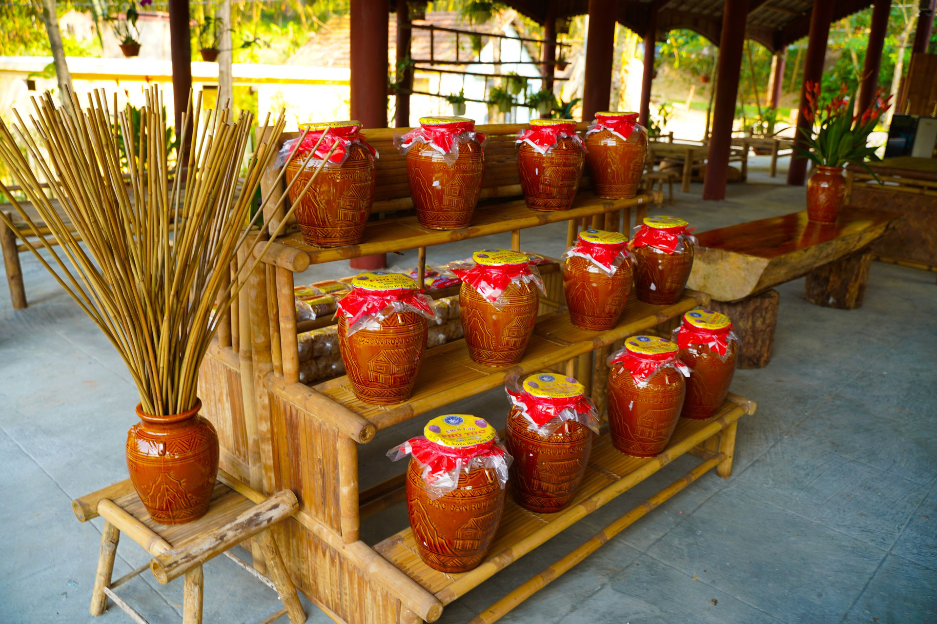 hoc-lam-ruou-can-phu-tuc-toom-sara-da-nang