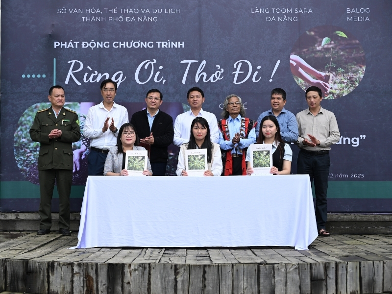 Làng Toom Sara Đà Nẵng ký kết hợp tác lan toả thông điệp "Chúng ta có đất - chung tay trồng rừng" với Khu du lịch Hoà Phú Thành và Khu du lịch sinh thái Cổng Trời Đông Giang.