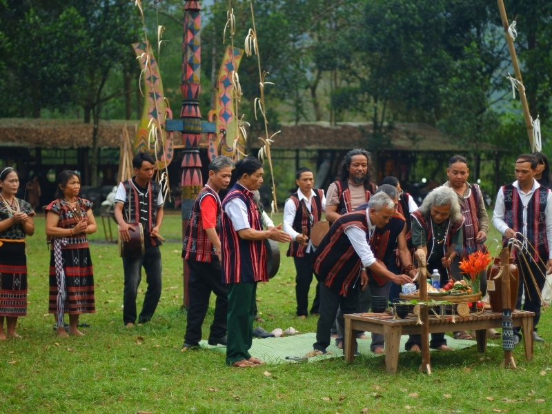 Lễ Phuơih Ca Coong - lễ tạ hơn thần rừng là nghi lễ truyền thống của người đồng bào Cơ Tu nhằm bày tỏ lòng biết ơn rừng xanh, qua đó tăng cường sự gắn kết và ý thức bảo vệ môi trường.