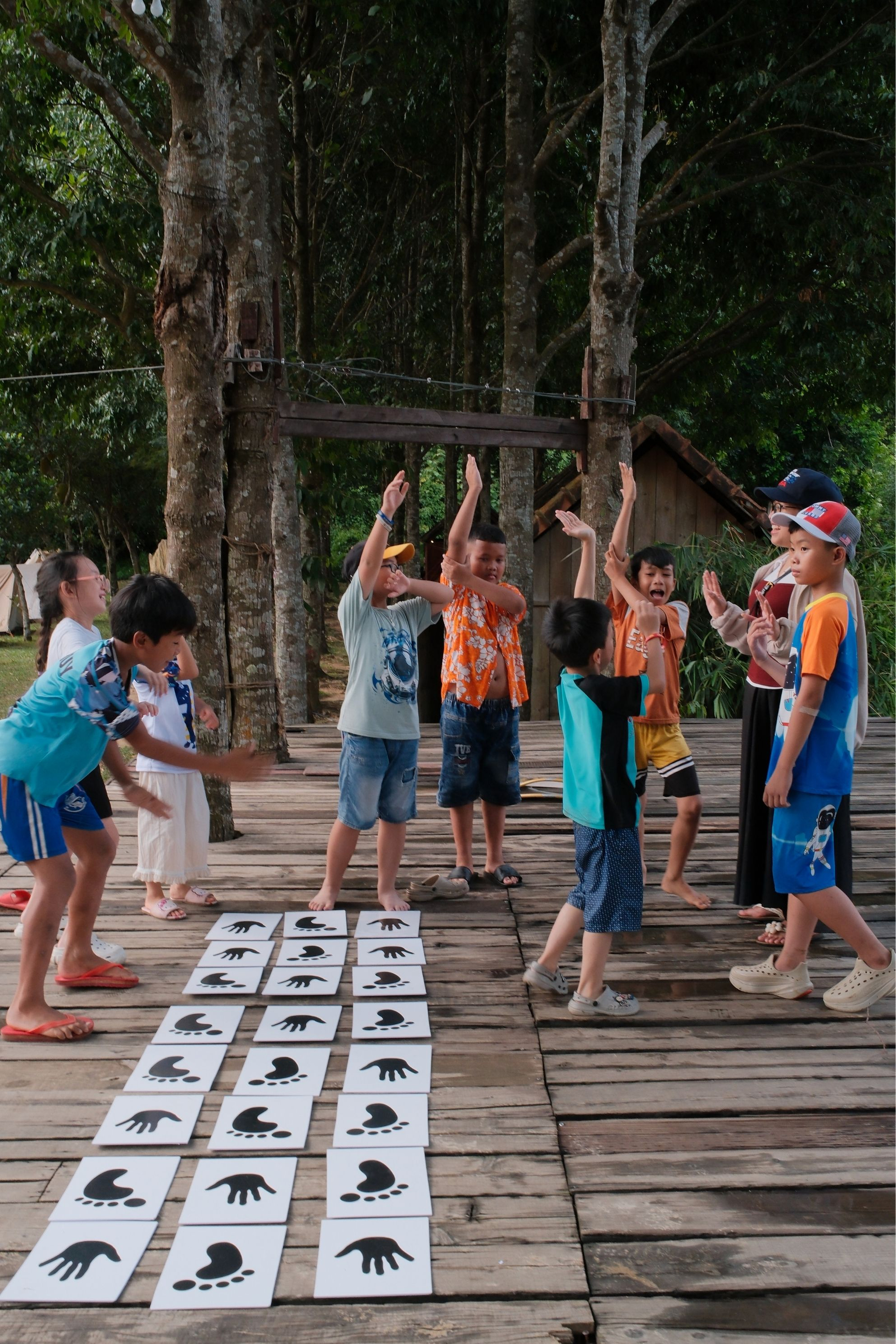 Trẻ em truy tìm kho báu giữa rừng