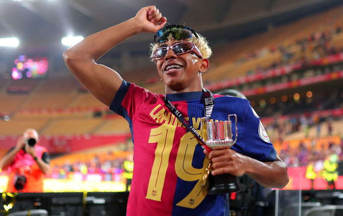 Cả Thế Giới Đang Ở Dưới Chân Lamine Yamal: Thần Đồng Barca Làm Nên Lịch Sử