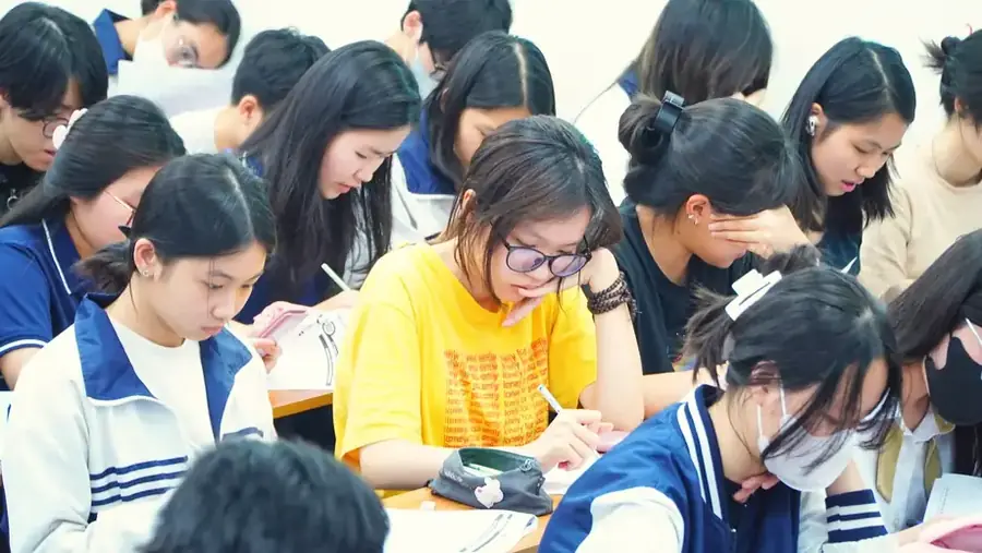 Học viên SSStudy làm bài kiểm tra đầu giờ