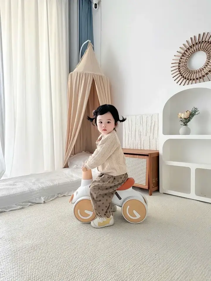 Bé sử dụng xe chòi chân trong nhà