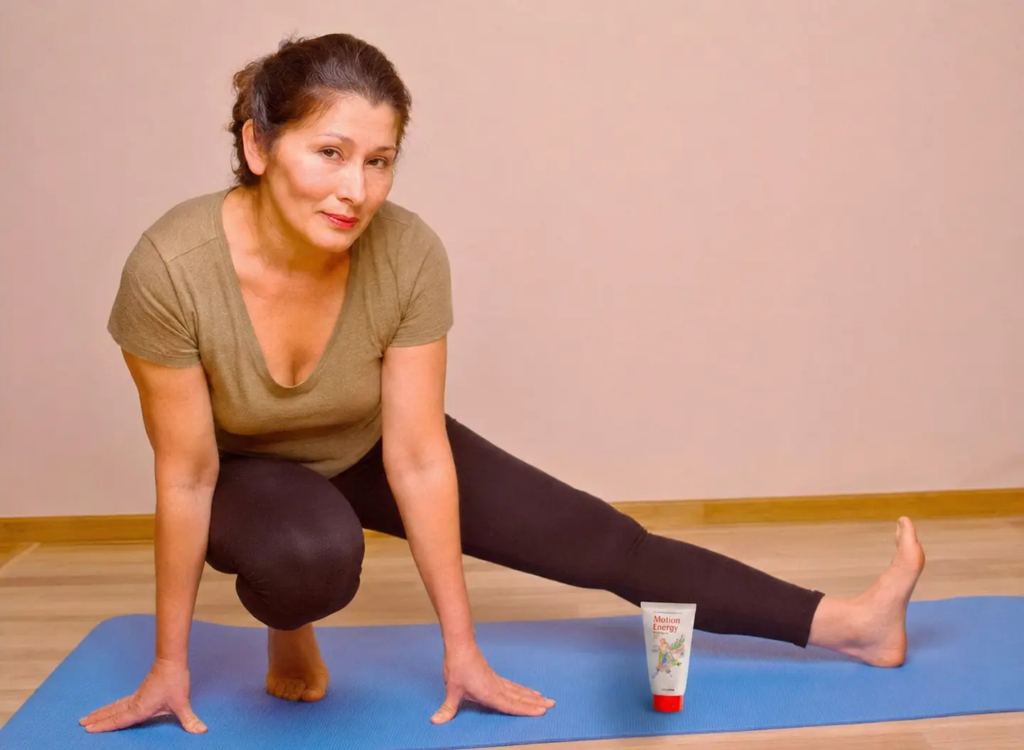 Mujer realizando estiramientos junto a Motion Energy