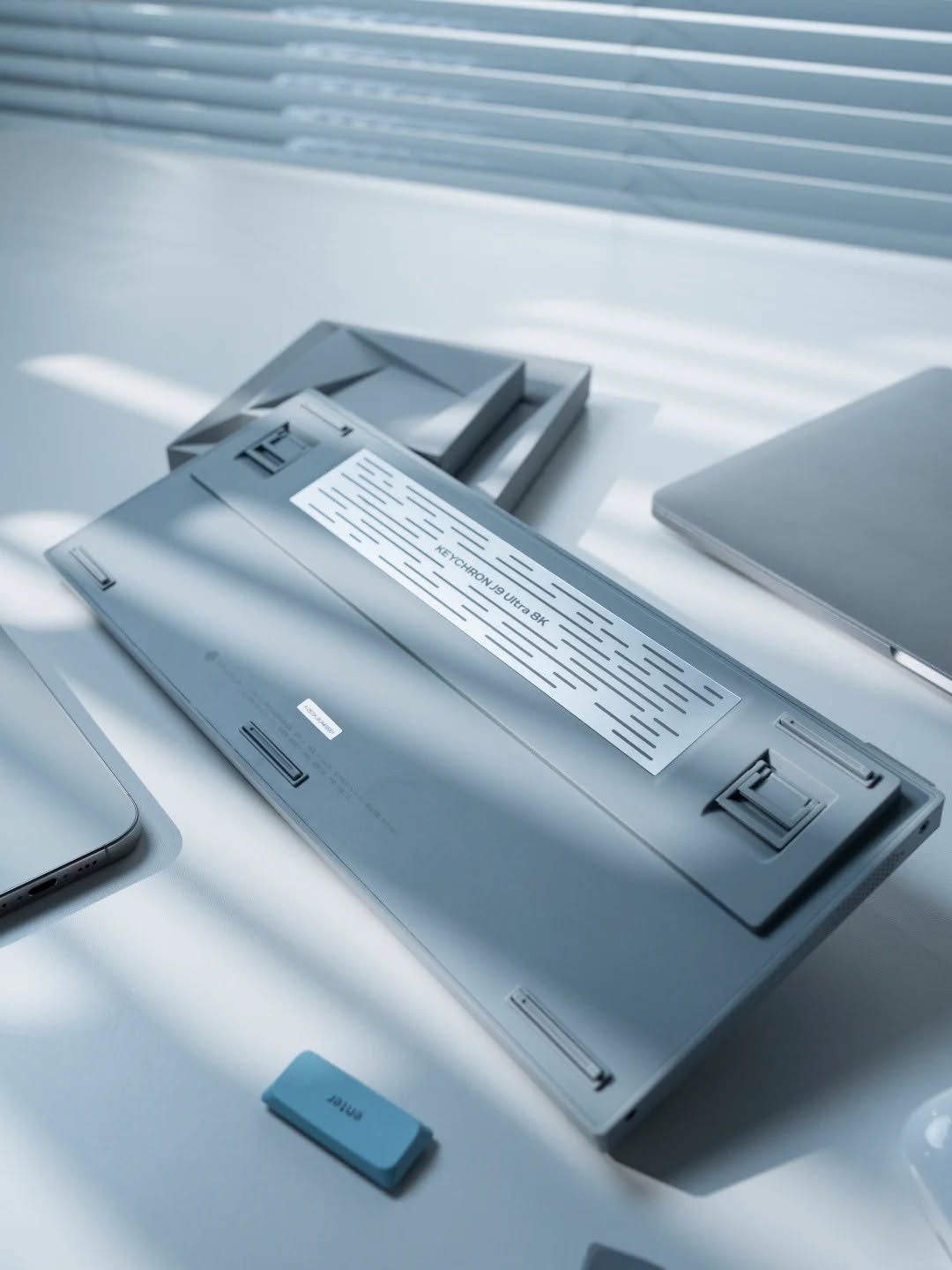 Mặt lưng hợp kim nhôm của Keychron J9