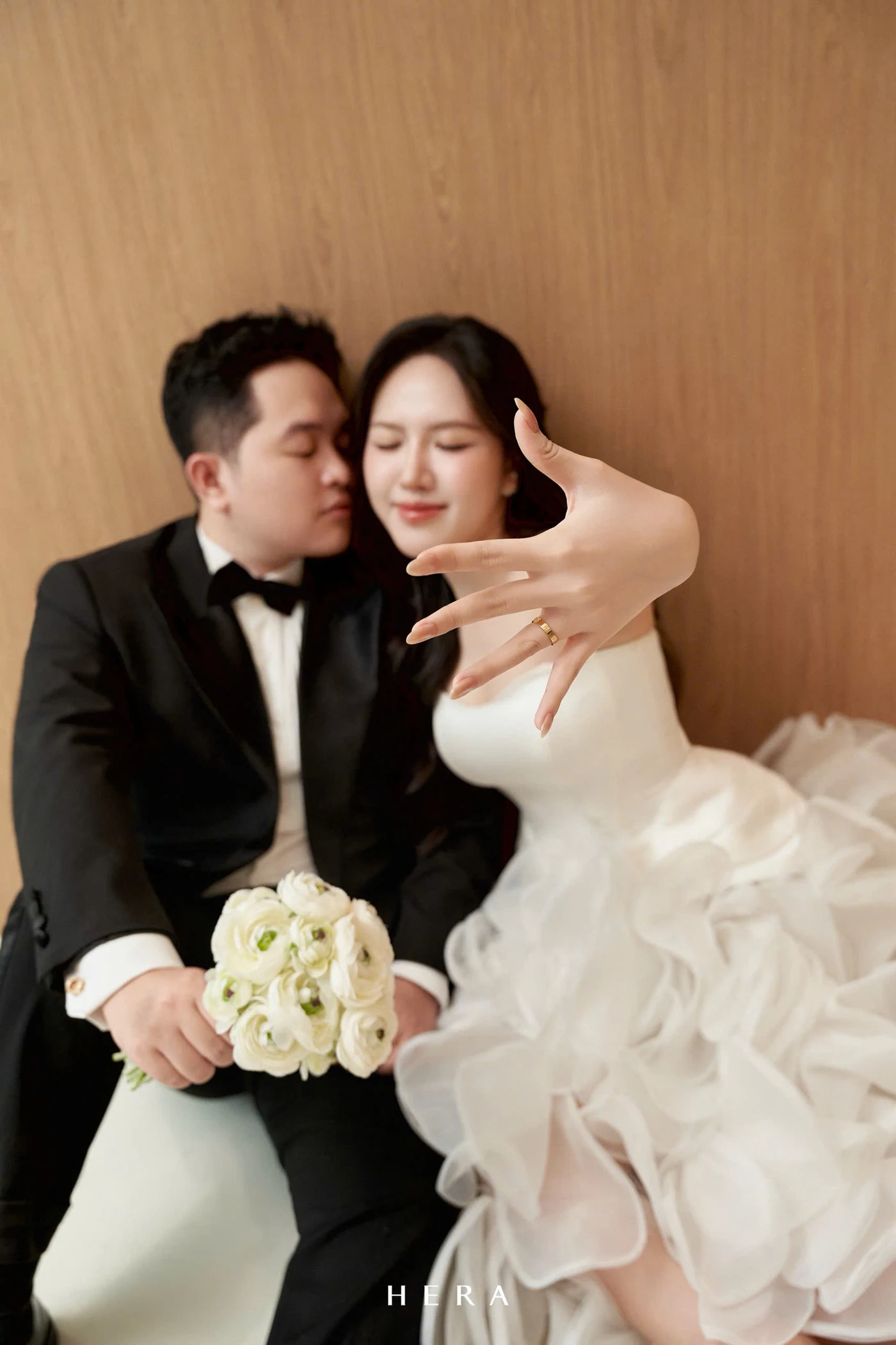 Tuấn Linh hôn má Anh Thư, chiếc nhẫn cưới được đưa gần ống kính