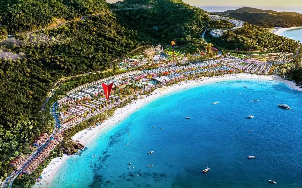 Vịnh biển và dãy nhà phố ven biển Đảo Ngọc