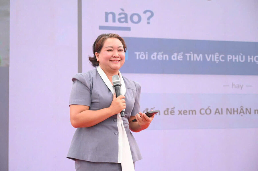 Coach Emily Thu Hiền đang chia sẻ tại một chương trình doanh nghiệp