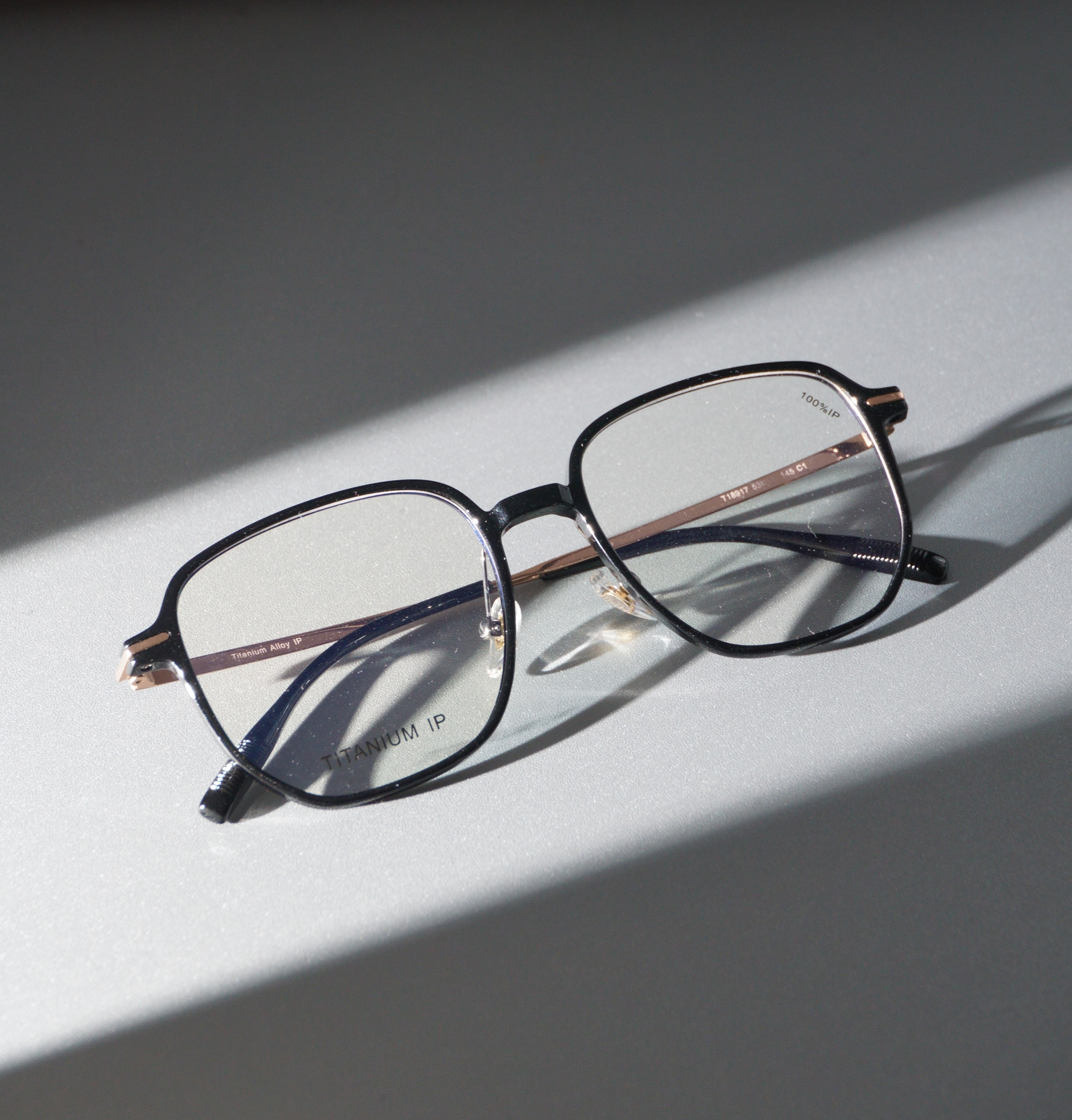 Frames with minimalist style