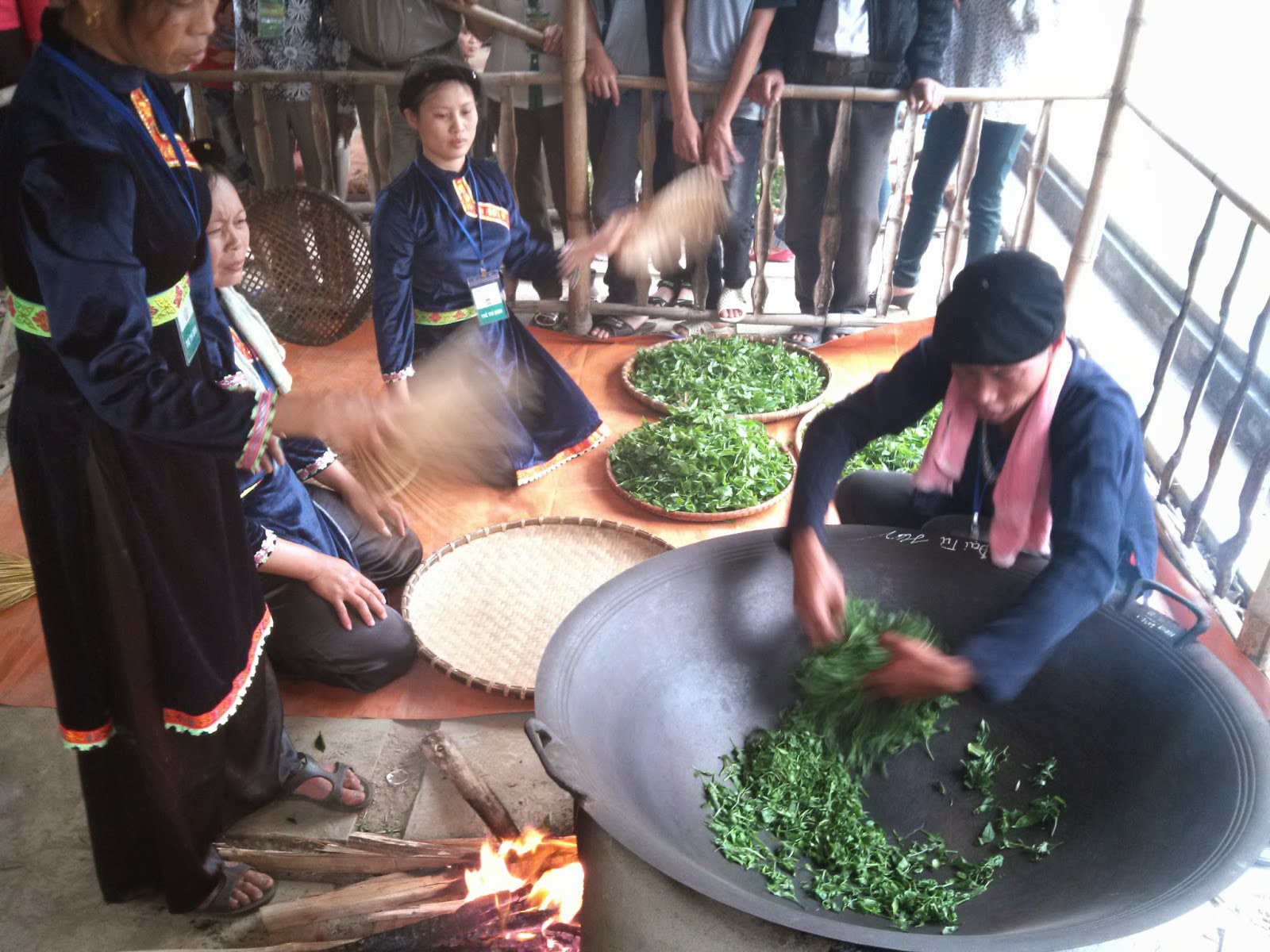 Nghệ nhân sao trà thủ công trên chảo tại Tân Cương