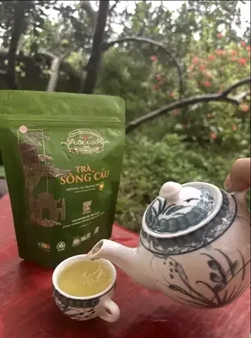 Rót trà Sông Cầu bên vườn, ấm chén men lam trên bàn đỏ