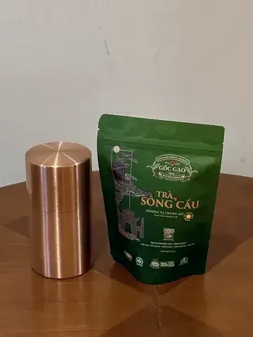 Túi Trà Sông Cầu cạnh hộp đồng đựng trà