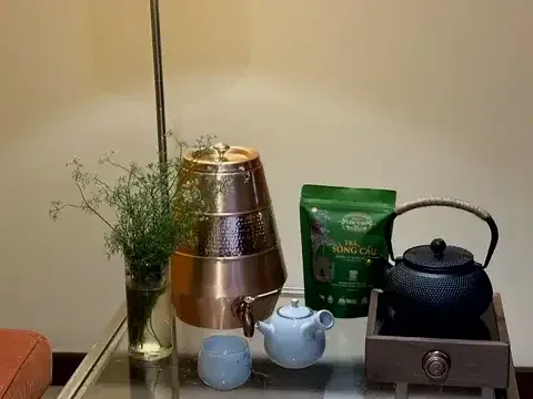 Trà Sông Cầu bên bình đồng, ấm gang và bộ ấm chén