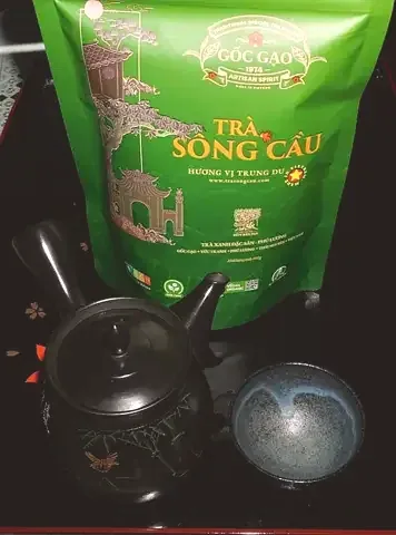 Túi Trà Sông Cầu cùng ấm đen và chén men