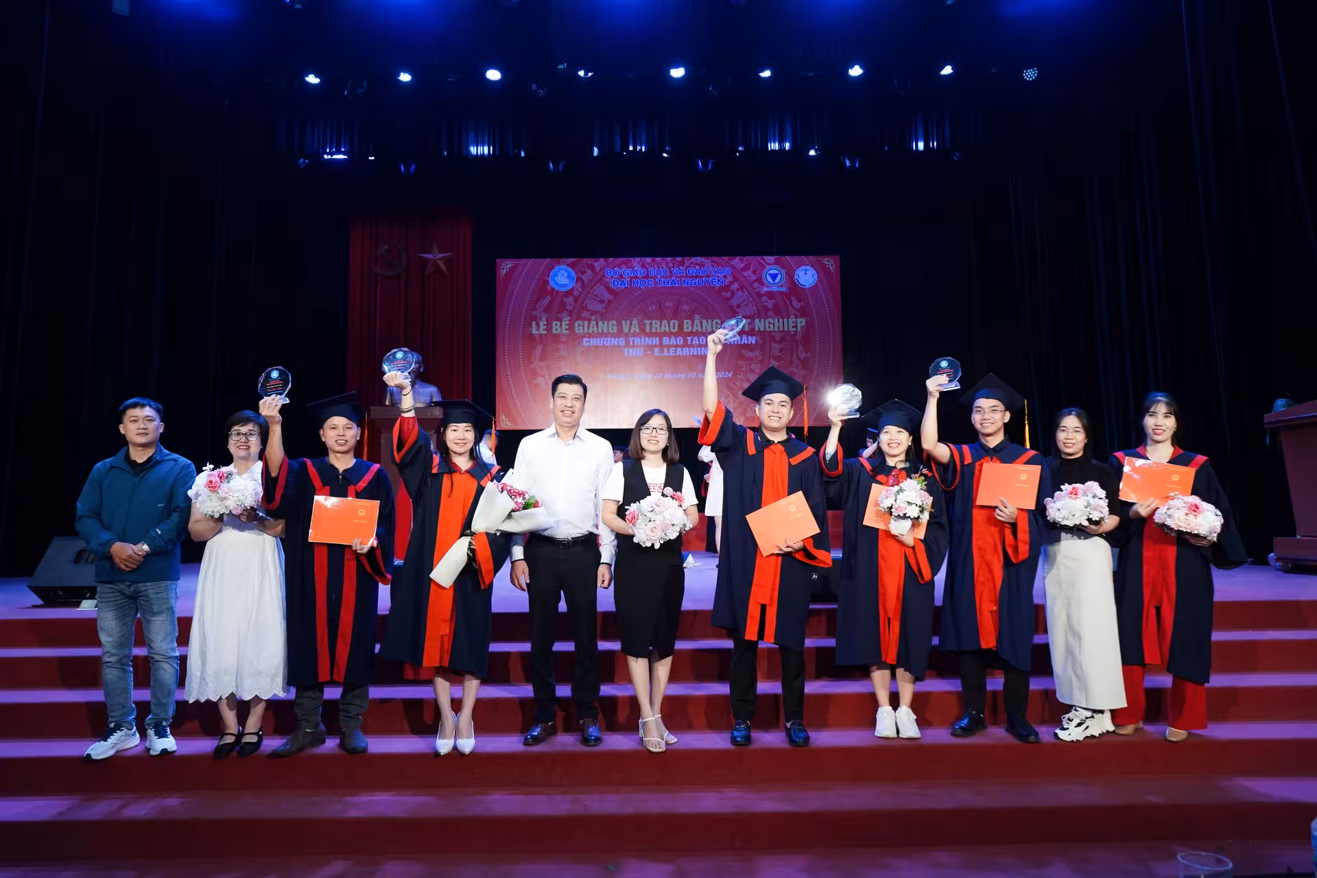 Sinh viên hệ đào tạo từ xa Đại học Thái Nguyên trong lễ tốt nghiệp