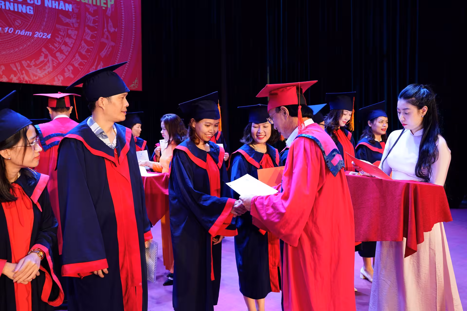 Học viên nhận bằng Cử nhân hệ từ xa Đại học Thái Nguyên
