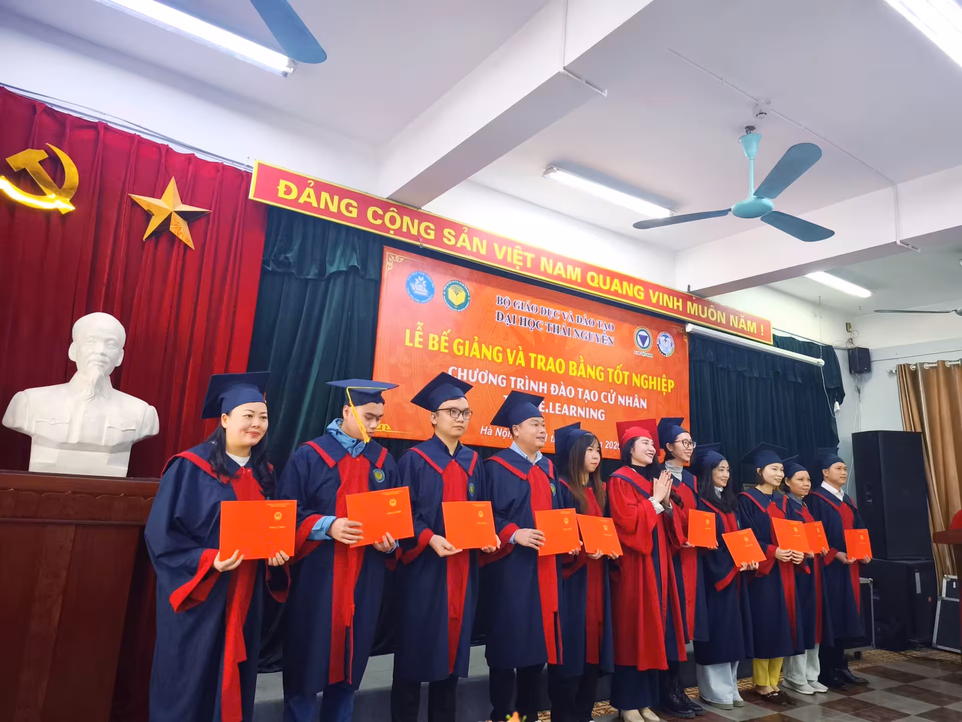 Tân cử nhân chương trình đào tạo từ xa Đại học Thái Nguyên