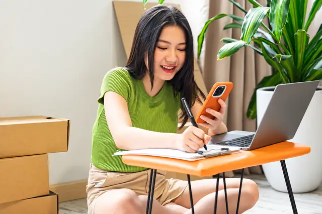 Chủ shop bán hàng online trên điện thoại và laptop