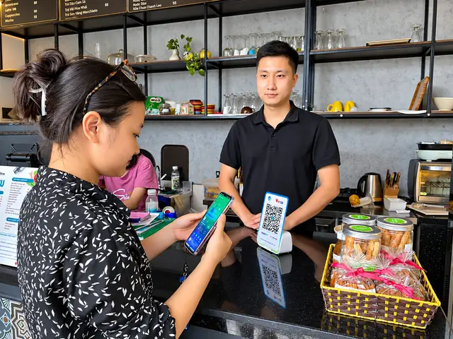 Khách quét mã QR thanh toán tại quầy