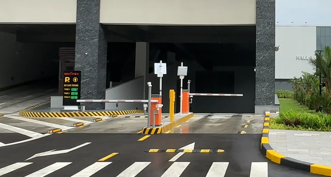 Cổng ra vào bãi xe WTC Tower: bảng LED báo chỗ trống, hai làn barrier và camera