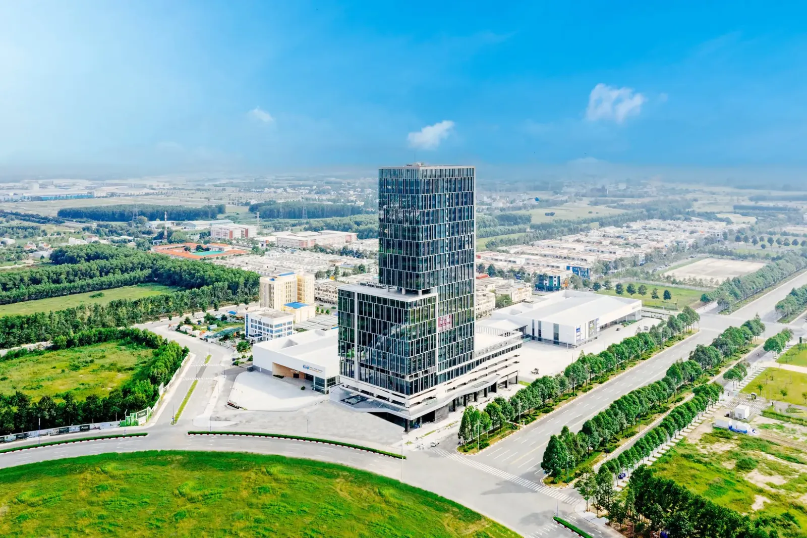Toàn cảnh WTC Tower nhìn từ trên cao, tòa tháp kính giữa khu đô thị và các trục đường lớn