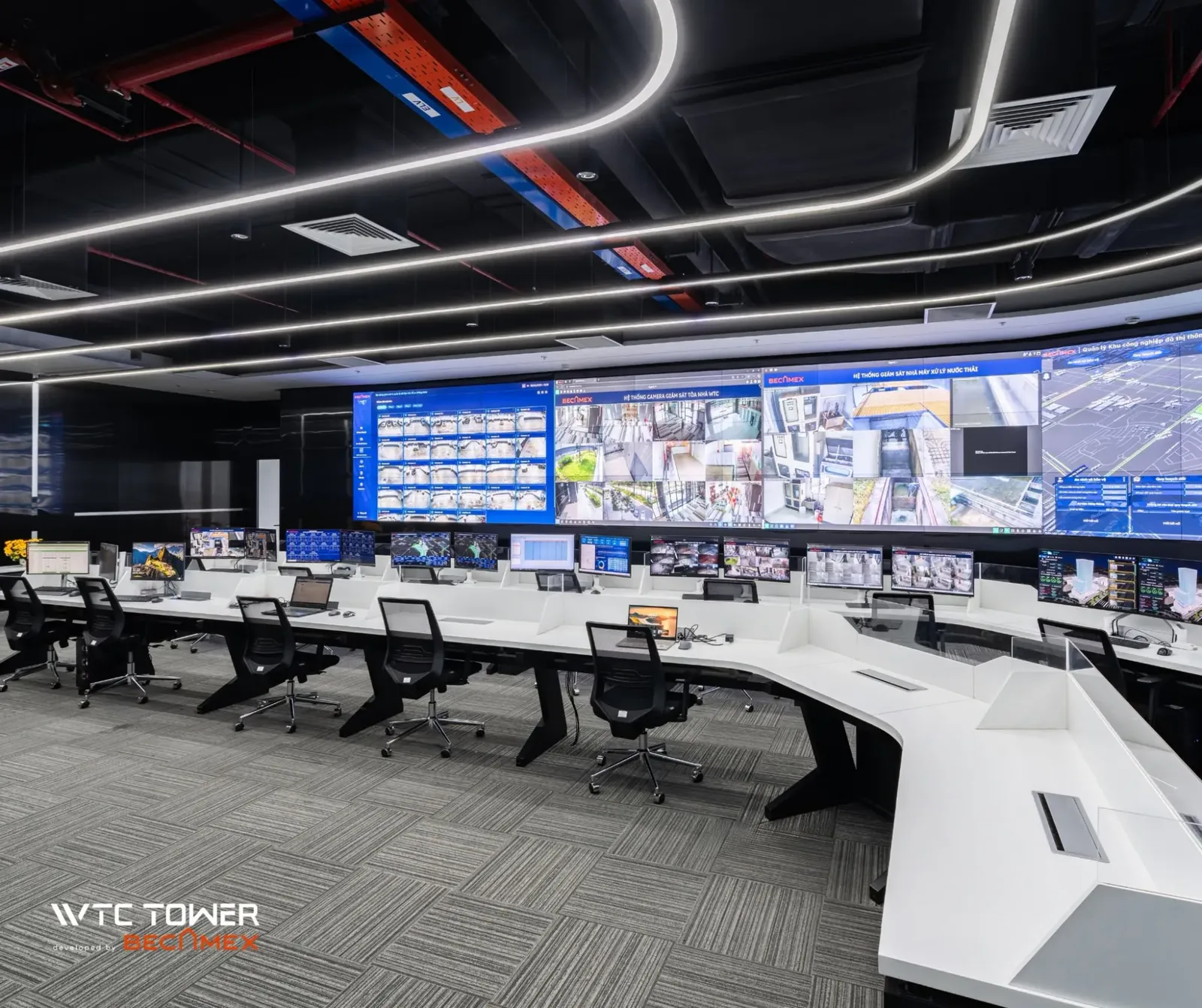 Trung tâm điều hành của WTC Tower: màn hình ghép giám sát camera tòa nhà, nhà máy xử lý nước thải và bản đồ khu đô thị, dãy bàn trực vận hành