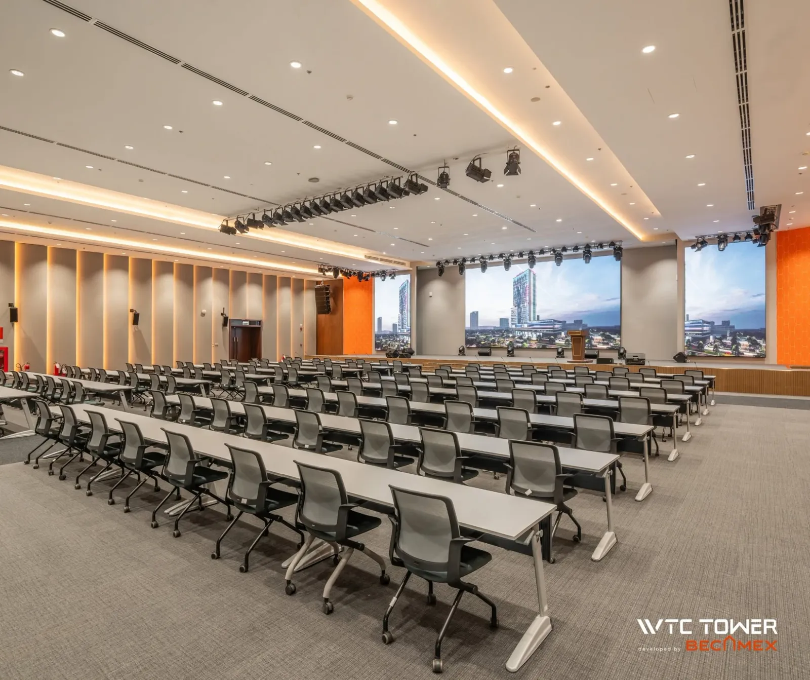 Hội trường của WTC Tower với màn hình LED lớn, hệ thống ánh sáng sân khấu và các dãy bàn ghế