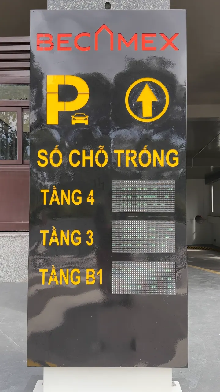 Bảng LED trước cổng bãi xe: biểu tượng P, dòng Số chỗ trống và ô số cho Tầng 4, Tầng 3, Tầng B1