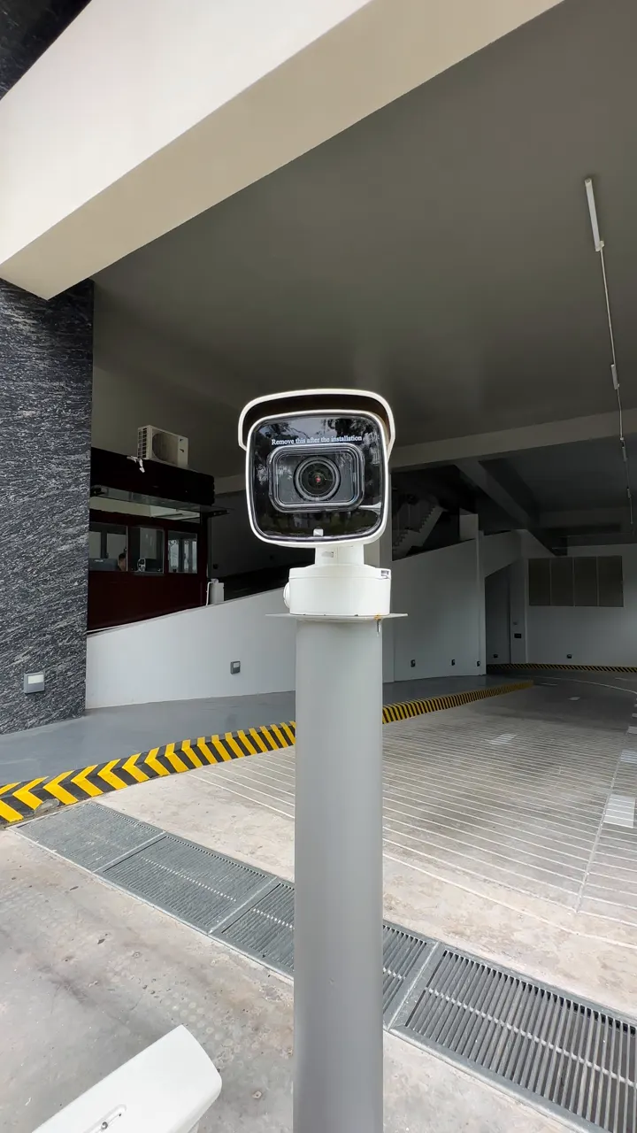 Camera nhận diện biển số gắn trên trụ ở làn xe vào bãi