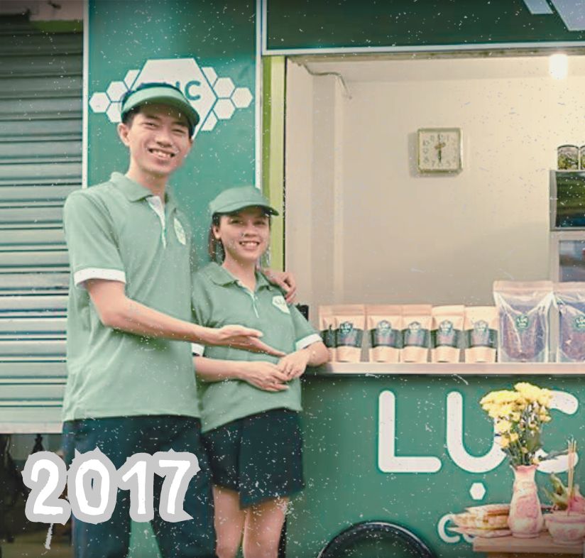 Lý Phạm và Hồ Đăng Sang tại cửa hàng Lục Coffee & Tea năm 2017