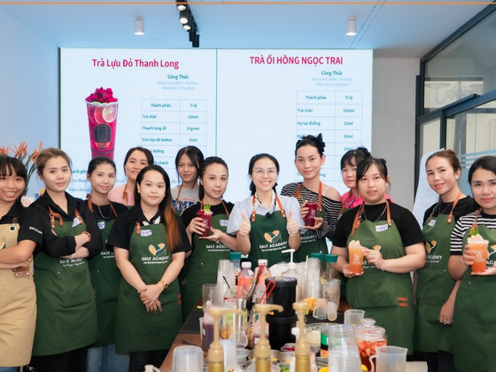 Học viên SaLy Academy thực hành pha chế cùng giảng viên