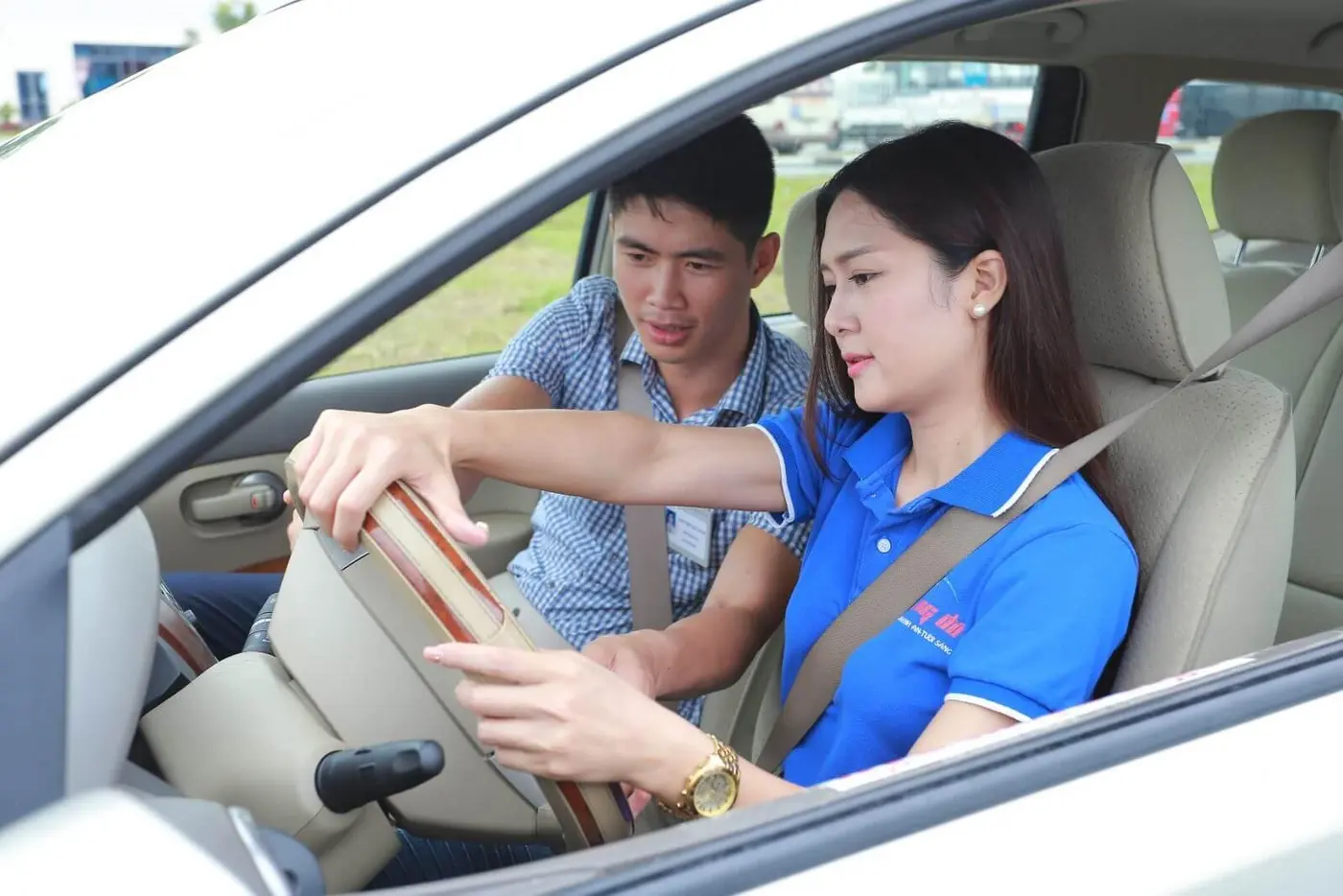 Học lái xe ô tô Tâm An Huế cùng giáo viên hướng dẫn