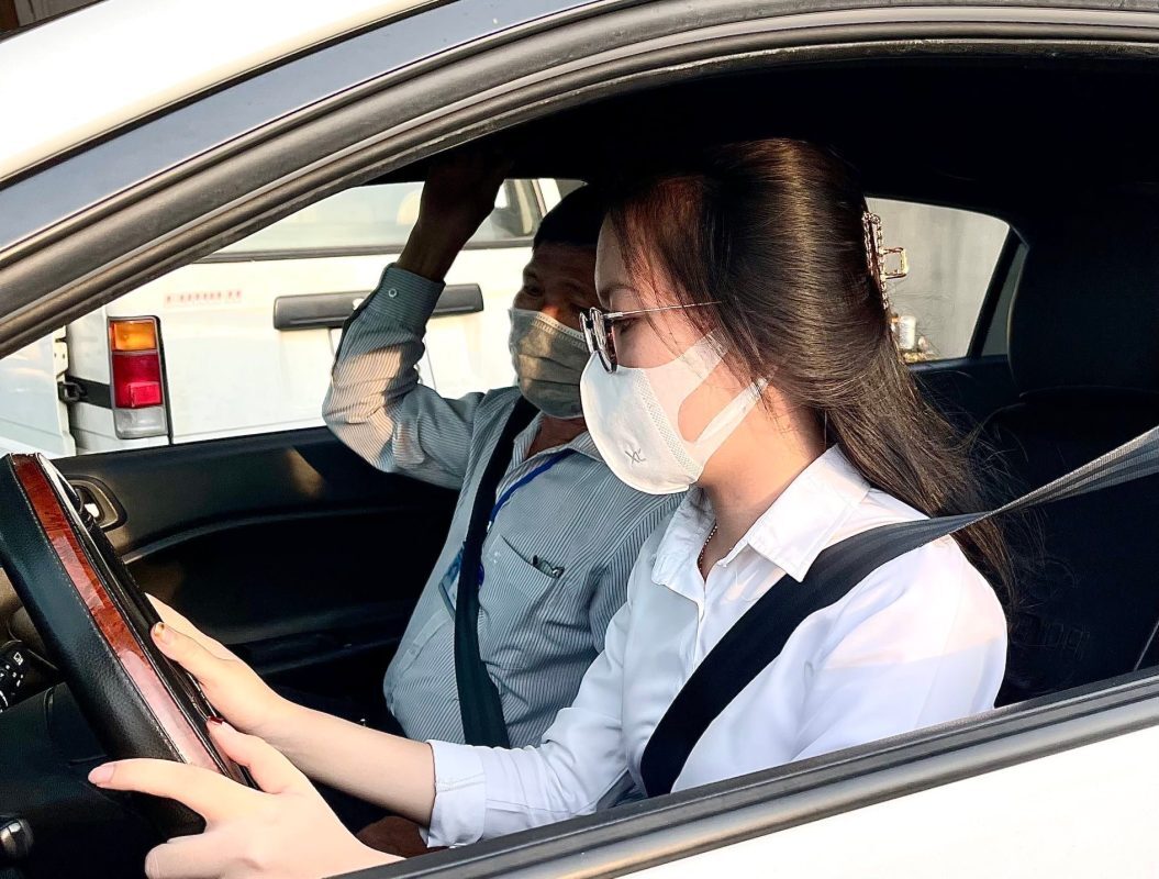 Học viên thực hành lái xe ô tô có giáo viên hướng dẫn